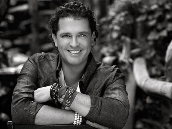 Sabias que al Cantante Colombiano Carlos Vives su Esposa lo mando Dormir “un mes en un sofá” a causa de Shakira.!